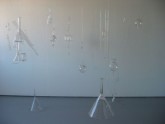Sculpture sonore Objets de laboratoire, corde à piano, plombs, moteurs Nantes  2004 - Magali Babin